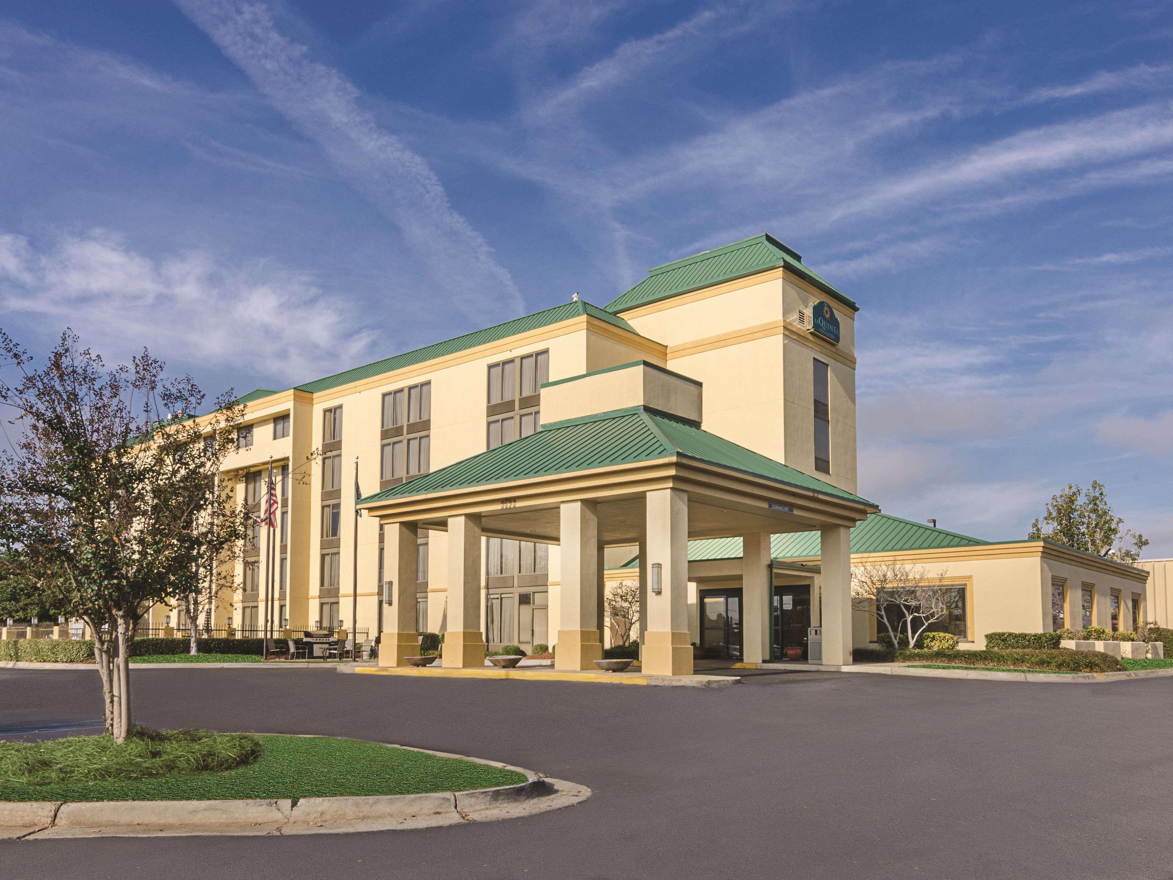 La Quinta Inn & Suites By Wyndham Dothan Exterior photo